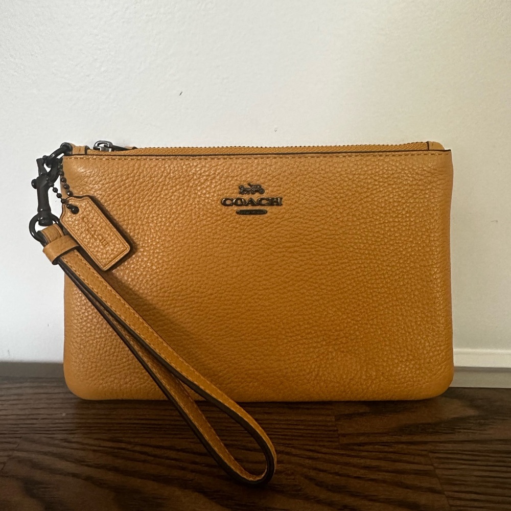 NWOT Coach Large Corner Zip Wristlet